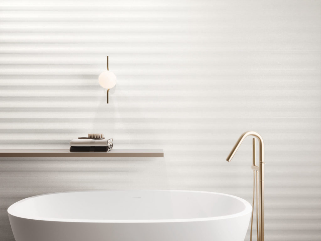 Baño pequeño con combinación de azulejos claros para ganar amplitud visual